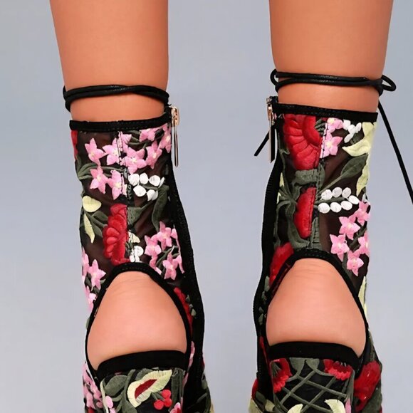 Liliana Pink and Black Sandals with Open Design - Picture 4 of 12